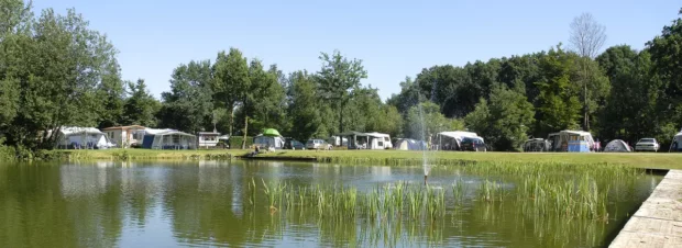 Caravans en campers langs het water